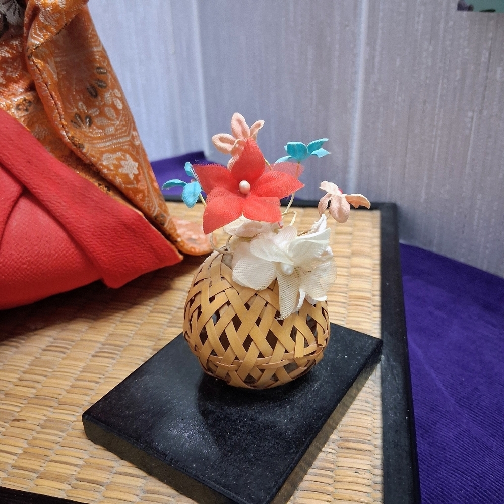 Vintage Japanese Geisha Nishi Doll Oyama Tatami Mat & Flowers - Picture 4 of 16